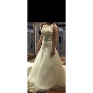 NWT Mia Solano Aubrey Lacy Wedding Dress Size 10. Ivory/Oyster Color Train 2.5 F